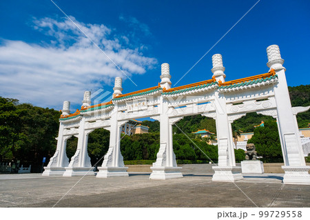 台湾 台北市 国立故宮博物院 入口の門（牌坊） 99729558