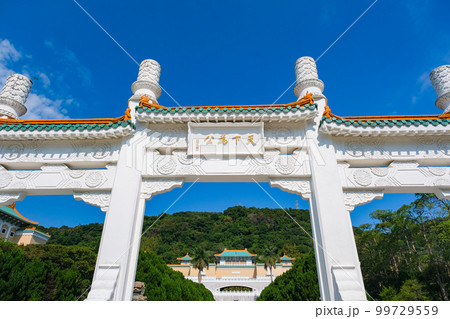 台湾 台北市 国立故宮博物院 入口の門（牌坊） 99729559