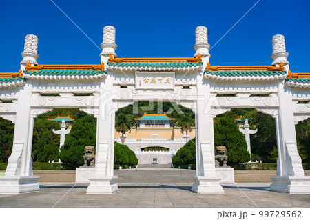 台湾 台北市 国立故宮博物院 入口の門（牌坊） 99729562