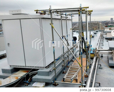 屋外受電機設備の変圧器を交換する為に組まれた吊り込み用の足場材 屋外受電機設備の変圧器を交換する為に組まれた吊り込み用の足場材 99730608