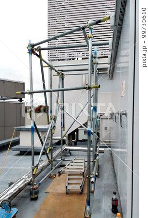 屋外受電機設備の変圧器を交換する為に組まれた吊り込み用の足場材 屋外受電機設備の変圧器を交換する為に組まれた吊り込み用の足場材 99730610