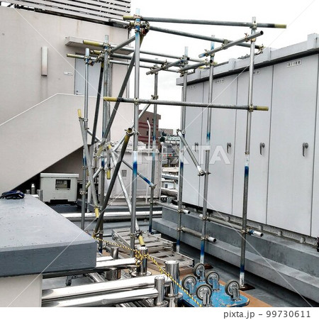 屋外受電機設備の変圧器を交換する為に組まれた吊り込み用の足場材 屋外受電機設備の変圧器を交換する為に組まれた吊り込み用の足場材 99730611