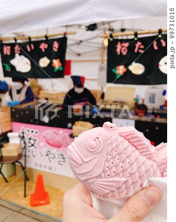 桜祭りの縁日絶品桜たい焼き 99731016