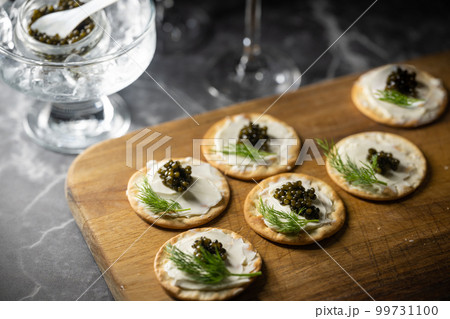 caviar on cracker with cream cheeseの写真素材 [99731100] - PIXTA