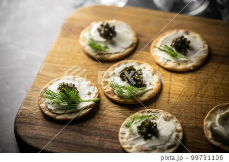 caviar on cracker with cream cheeseの写真素材 [99731106] - PIXTA