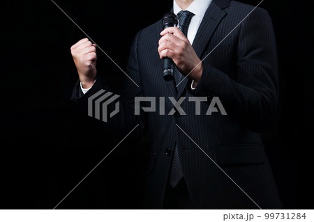 演説するビジネスマン 99731284