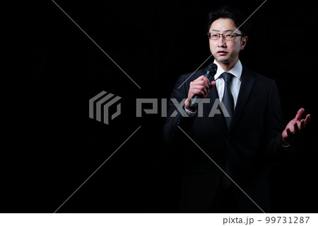 演説するビジネスマン 99731287
