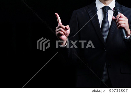 演説するビジネスマン 99731307