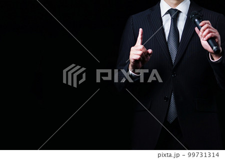 演説するビジネスマン 99731314