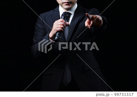 演説するビジネスマン 99731317