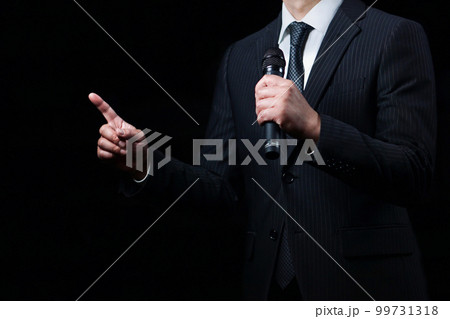 演説するビジネスマン 99731318