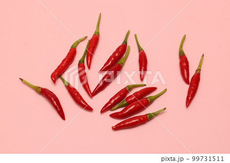 ピンク背景の赤唐辛子 99731511