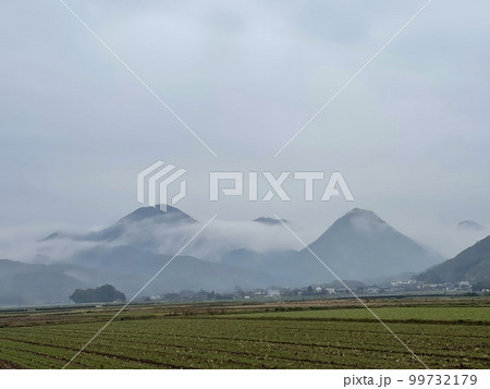 日本昔ばなしの様な景色 霧 山々 日本昔ばなしの様な景色 霧 山々 99732179