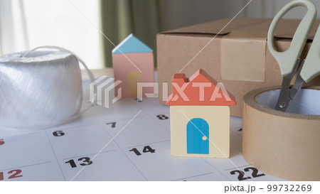 カレンダーと段ボール箱｜引越しのスケジュール　イメージ 99732269