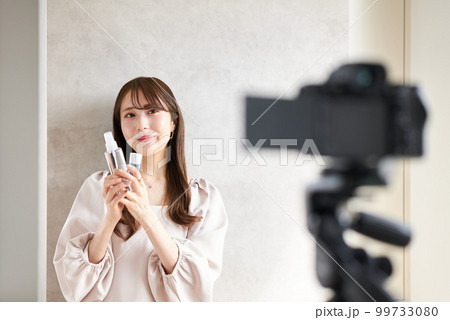 ライブ配信で化粧品の販売をする女性 ライブ配信で化粧品の販売をする女性 99733080
