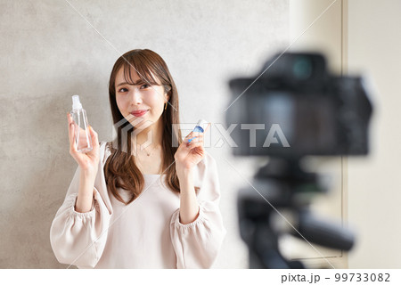 ライブ配信で化粧品の販売をする女性 99733082