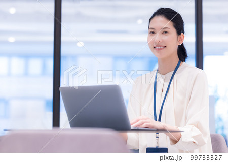 ビジネスシーン　オフィスで働く女性　撮影協力：WEEK芝大門（サンフロンティア不動産） 99733327