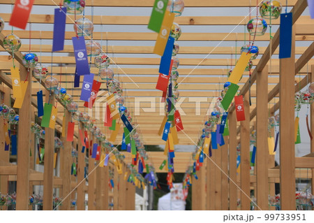 隅田川テラスでそよ風に吹かれる沢山の風鈴 99733951