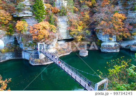 秋の塔のへつり（福島県・下郷町） 99734245