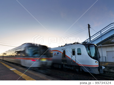 HC85とキハ85ひだの行き違い　高山本線下麻生駅 99734324