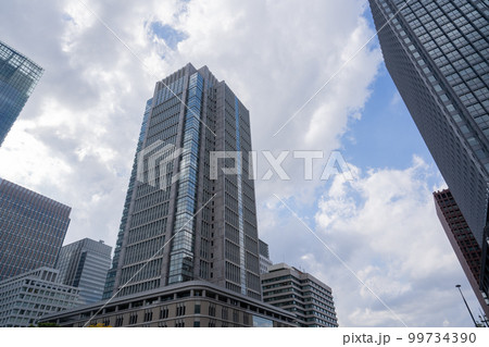 東京駅丸の内側、空に向かって伸びる高層ビル 東京駅丸の内側、空に向かって伸びる高層ビル 99734390