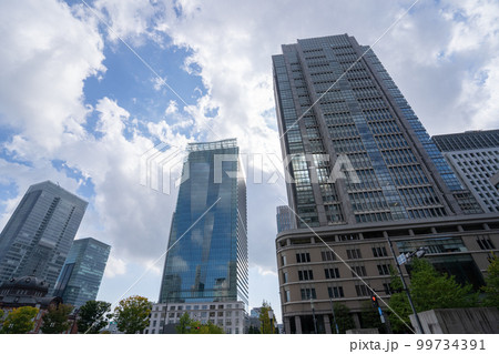 東京駅丸の内側、空に向かって、競って伸びる高層ビル 99734391