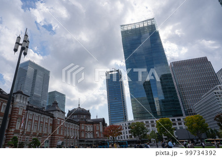 東京駅丸の内側、空に向かって、競って伸びる高層ビル 東京駅丸の内側、空に向かって、競って伸びる高層ビル 99734392