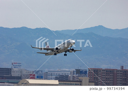 EOSR6.福岡市内、福岡の町を離れる小型ジェット。 99734394