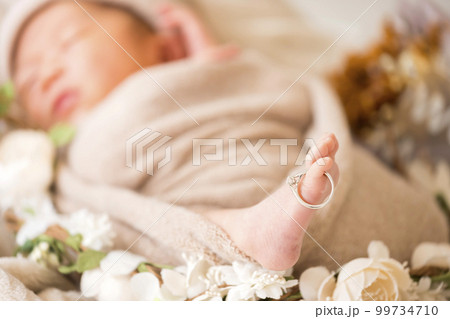 ニューボーンフォトイメージ 新生児の足に結婚指輪をする ニューボーンフォトイメージ 新生児の足に結婚指輪をする 99734710