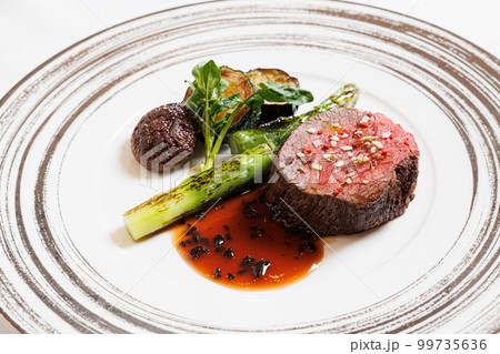 フレンチコースのメインビーフステーキ　 99735636