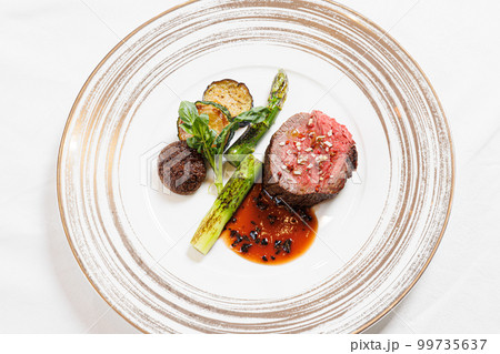 フレンチコースのメインビーフステーキ　 99735637