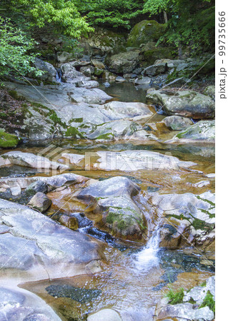 水の流れで削られた岩のある風景 鳥取県 赤波川おう穴群の写真素材 [99735666] - PIXTA