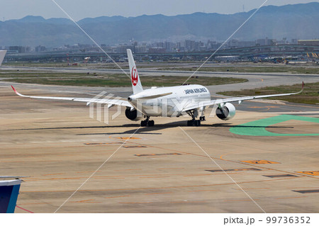 EOSR6.福岡市内、デカすぎて斜めに見えるJAL。 99736352