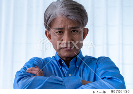 怒るミドルの男性 99736456