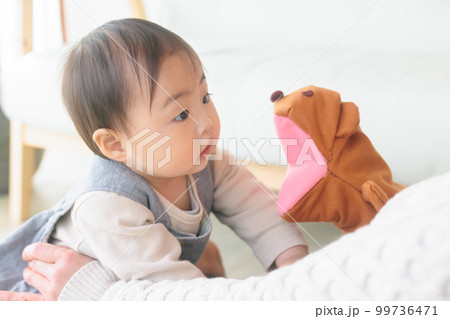 自宅保育　ハンドパペットに夢中になる赤ちゃん　語りかけ　遊び 99736471