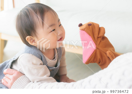 自宅保育　ハンドパペットに夢中になる赤ちゃん　語りかけ　遊び 99736472