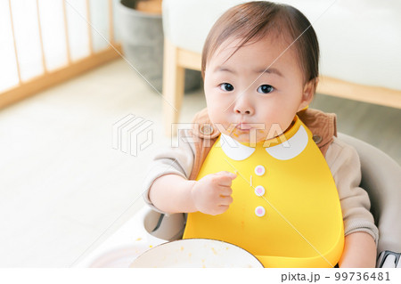 元気に離乳食を食べる赤ちゃん コピースペース  99736481