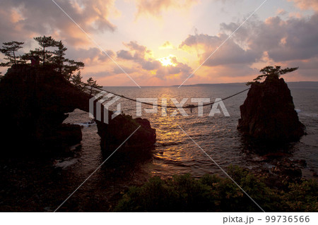 能登二見　機具岩の夕日 99736566