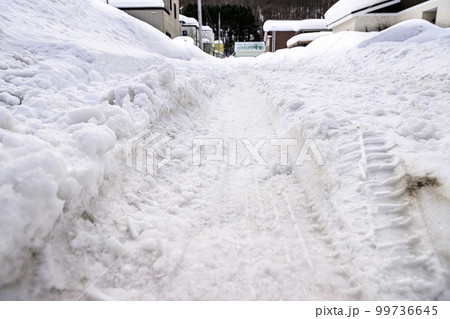 ザクザクの雪道 99736645