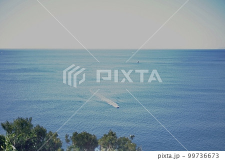 海に浮かぶ船 99736673