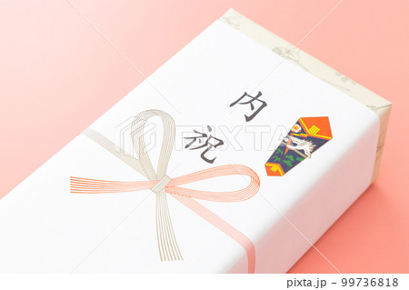 内祝い　贈答品　ピンク背景 99736818