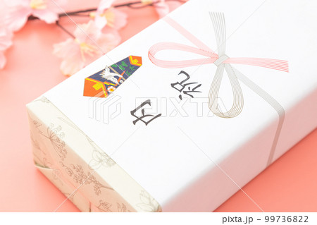 内祝い　贈答品　ピンク背景 99736822