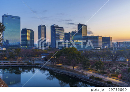 大阪城月見櫓跡からの大阪ビジネスパークの朝景 大阪城月見櫓跡からの大阪ビジネスパークの朝景 99736860