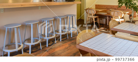 飲食店の内観 カウンター席とテーブル席 飲食店の内観 カウンター席とテーブル席 99737366