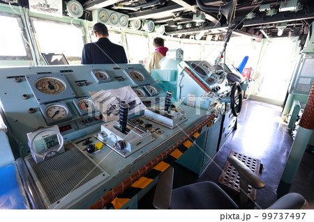 護衛艦の操舵室 99737497