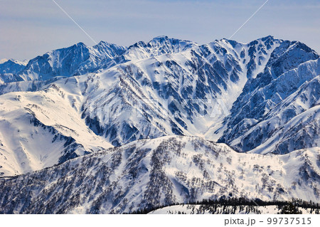 冠雪の唐松岳と五竜岳と鹿島槍ヶ岳 99737515