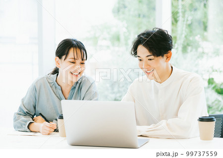 パソコンを使う大学生（男女） 99737559
