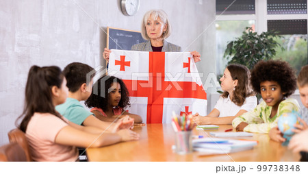 Woman teacher tells pupils the history of Georgia Woman teacher tells pupils the history of Georgia 99738348