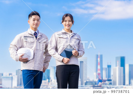 晴天の下開発拠点で働くエンジニア 晴天の下開発拠点で働くエンジニア 99738701