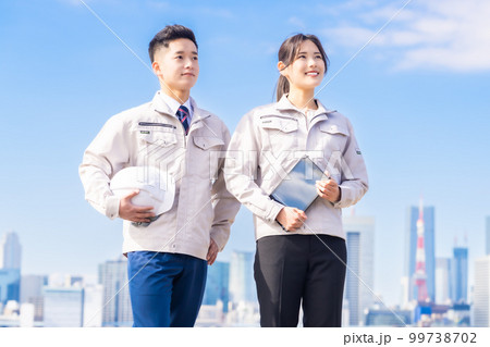 晴天の下開発拠点で働くエンジニア 99738702